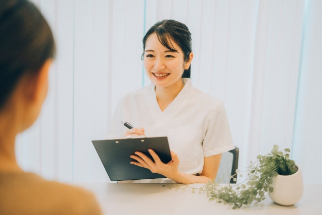 患者と話す女性